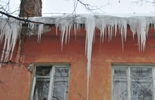 В Ярославле на крышах домов нарастают ледяные глыбы. Фоторепортаж