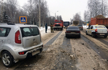 На Ярославском тракте в Рыбинске столкнулись две иномарки и КАМАЗ с песком