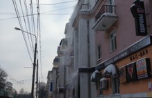 Перед потеплением в Ярославле усилена работа по очистке снега и наледи с кровли домов