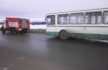 На дамбе в Рыбинске столкнулись иномарка и автобус