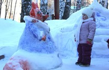 В Ярославле участники «снежного» конкурса лепят забавные сказочные скульптуры