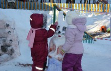 В Ярославле участники «снежного» конкурса лепят забавные сказочные скульптуры