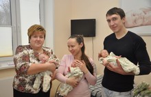 Из Ярославского областного перинатального центра выписалась мама с тройняшками