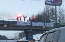 В Ярославле футбольные фанаты вывесили плакат «Ястребов, сохрани Шинник»