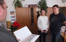 В Ярославле родители тройняшек получили сертификат на материнский капитал