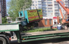 На Ленинградском проспекте эвакуировали брошенную машину с рекламным баннером