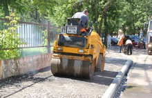 В районе школы-интерната для слабослышащих детей в Ярославле обустраивают тротуар