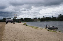 На Центральном пляже установили первую в Ярославле спасательную вышку