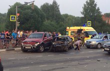 В Ярославле на перекрестке столкнулись сразу четыре машины