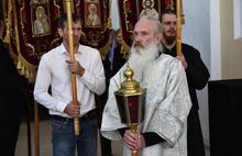 Дмитрий Миронов постоял на Литургии, прошел крестным ходом и погасил конверт
