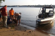 Ярославские спасатели вытащили из воды человека, спрыгнувшего с Октябрьского моста