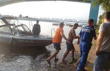Ярославские спасатели вытащили из воды человека, спрыгнувшего с Октябрьского моста