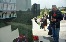 Дмитрий Миронов и Валентина Терешкова возложили цветы к поклонному кресту на месте гибели «Локомотива»