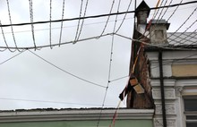 В Ярославле начали ремонтировать сгоревшую крышу в доме напротив мэрии