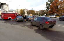 На Октябрьской площади в Ярославле не смогли разъехаться четыре машины
