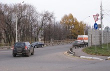 Опасные участки дорог в Ярославле начали посыпать технической солью