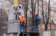 На мемориале военным морякам в Ярославле установили корабельное орудие