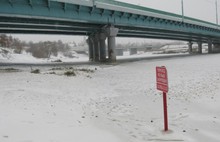 На водоемах Ярославля устанавливают знаки о запрете выхода на лед