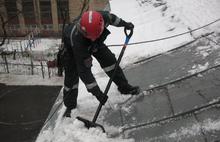 В Ярославле в массовом порядке освобождают крыши домов от снега и льда