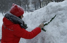 В центре Ярославля студенты расписали ледяную горку