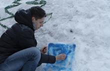 В центре Ярославля студенты расписали ледяную горку