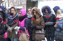 В Ярославле установили мемориальную доску полицейскому, убитому диджеем