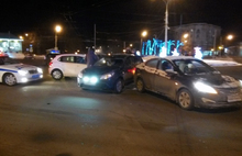 На Красной площади в Ярославле не смогли разъехаться три автомобиля
