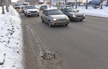 Аварийные участки дорог в Ярославле пометят знаками «Скользкая дорога» и «Неровная дорога»