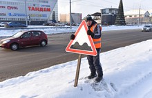 Аварийные участки дорог в Ярославле пометят знаками «Скользкая дорога» и «Неровная дорога»