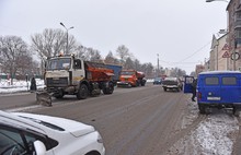 В Ярославле снегоуборочная техника выезжает на маршрут звеньями