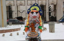В сквере на улице Андропова в Ярославле устанавливают масленичных кукол