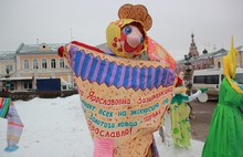 В сквере на улице Андропова в Ярославле устанавливают масленичных кукол