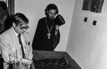 Д.М.Шаховской во время молебна в Спасо-Преображенском монастыре. Июль 1988 года
