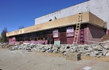 В Ярославле кинотеатр «Октябрь» начали разрушать с крыши. Фоторепортаж
