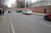 В Ярославле велосипедист врезался в открытую дверь машины и упал под мотоцикл