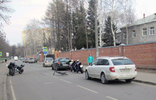 В Ярославле велосипедист врезался в открытую дверь машины и упал под мотоцикл