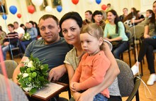 В Ярославле молодым семьям вручили сертификаты на получение жилья