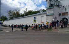 Более тысячи ярославцев пришли обнять сердце города
