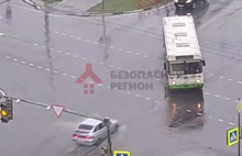 В Ярославле «ВАЗ» на скорости врезался в пассажирский автобус