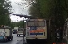 На Тутаевском шоссе на троллейбус N 3 рухнул столб