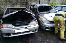 В центре Ярославля сгорели два легковых автомобиля