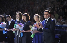 Лучшие выпускники школ Ярославской области отметили праздник на губернаторском балу