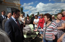 Жителей Песочного, переехавших в новый дом из аварийного жилья, поздравил глава региона Дмитрий Миронов