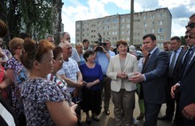 Жителей Песочного, переехавших в новый дом из аварийного жилья, поздравил глава региона Дмитрий Миронов