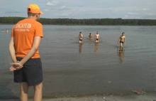 На диких пляжах Ярославля поставили дополнительные знаки, запрещающие купание
