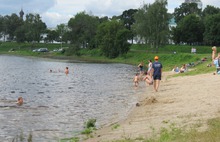 На диких пляжах Ярославля поставили дополнительные знаки, запрещающие купание