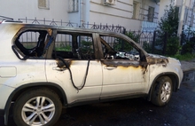 В Ярославле среди бела дня сгорел припаркованный дорогой автомобиль