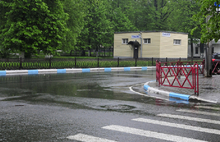 Бордюры голубого и желтого цвета в центре Ярославля нарушают Государственный стандарт Российской Федерации. С фото