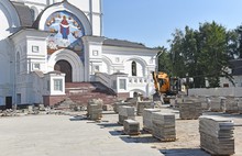 Расшатавшуюся тротуарную плитку возле Успенского собора в Ярославле начали снимать