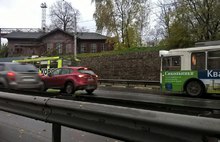 Из-за вставших троллейбусов на Московском проспекте в Ярославле образовалась огромная пробка